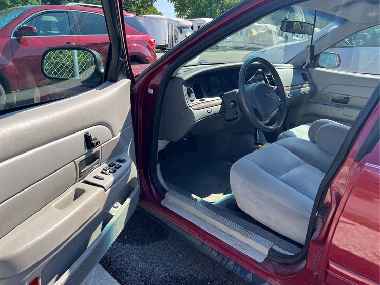 2003-ford-crown-victoria-image-13
