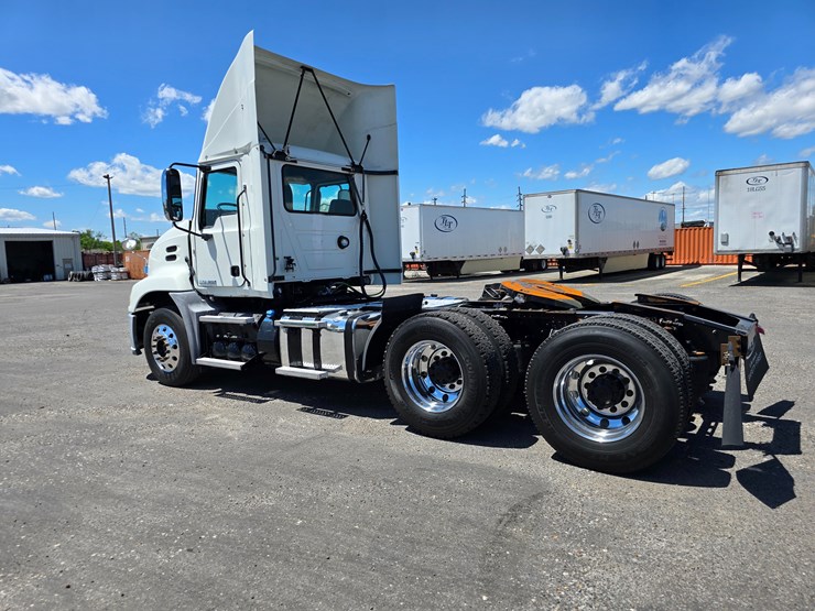 #16603-•-2016-mack-cxu613-day-cab-image-9