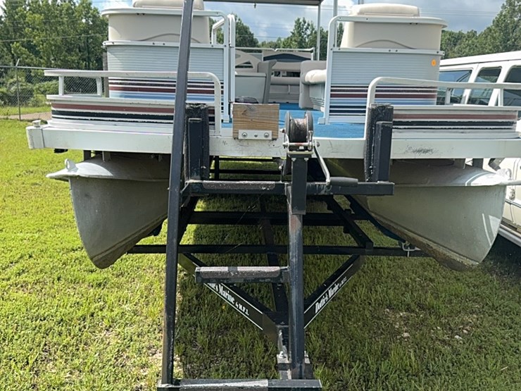 28-foot-pontoon-boat-image-9