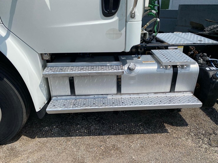 2014-freightliner-m2-image-9