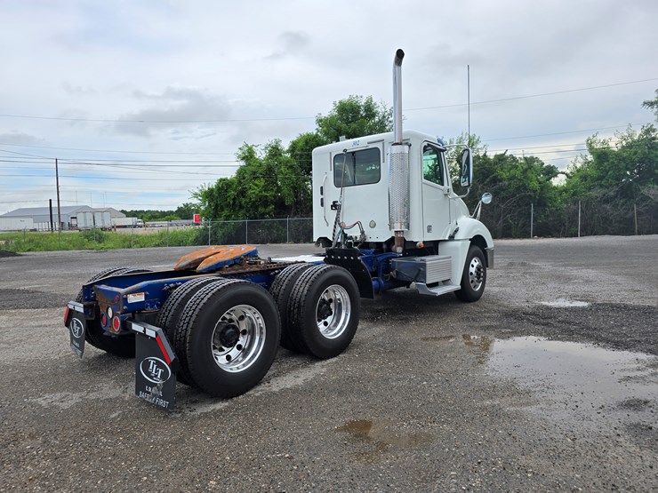 2018-freightliner-columbia-120-image-19