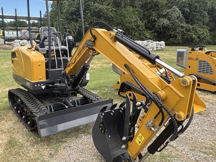 #115-•-cfg-industrial-excavator-w/-hydraulic-thumb-image-1