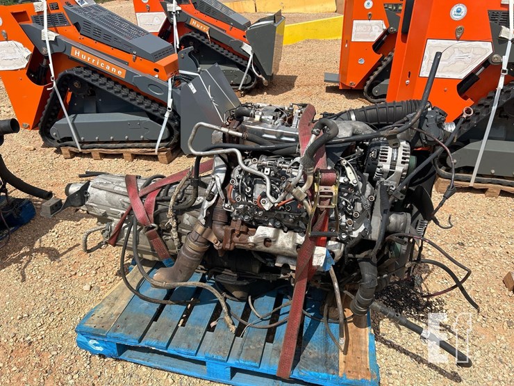 2012-duramax-8-cyl-diesel-engine-w/transmission-image-2