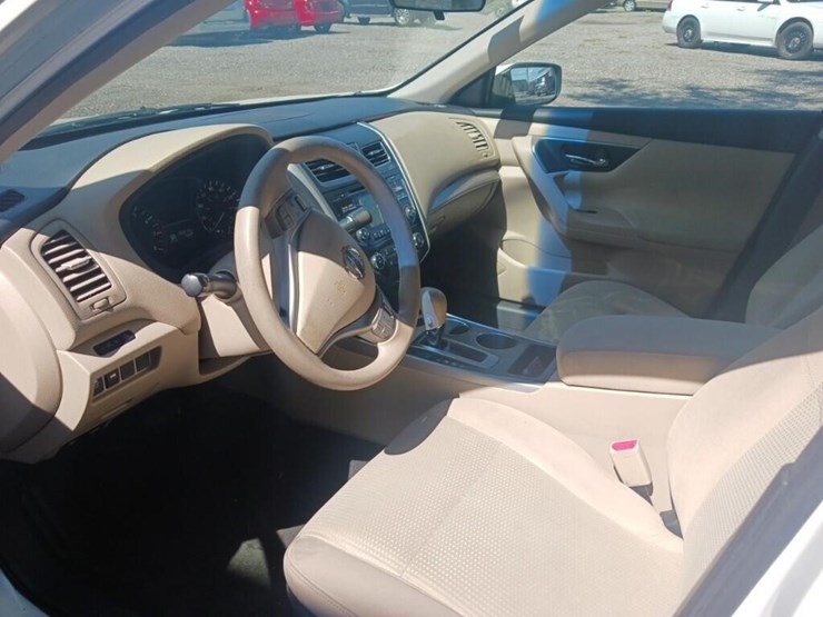 2015-nissan-altima-runs/moves-2.5-image-6