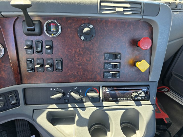 2020-freightliner-columbia-120-image-82