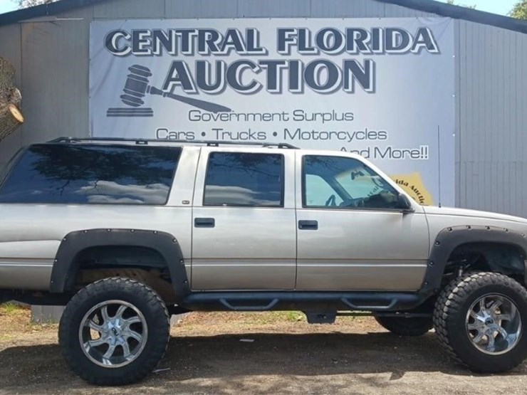 1999-gmc-suburban-image-1