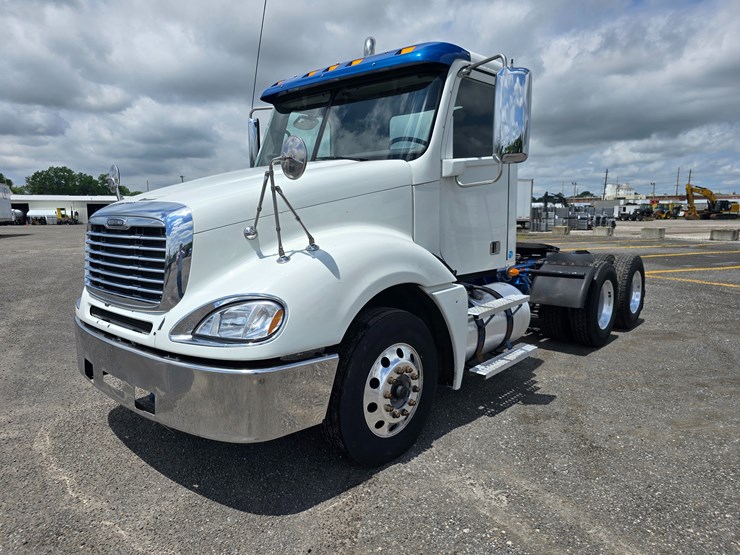 2020-freightliner-columbia-120-image-2