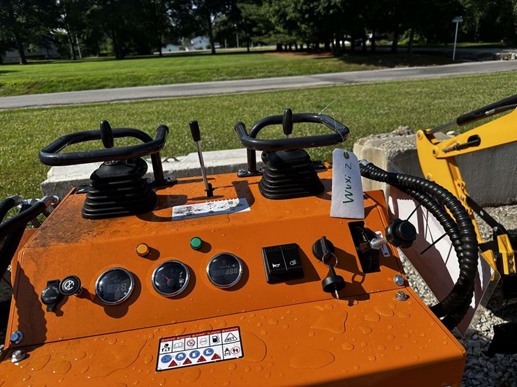 mini-skid-steer-image-5