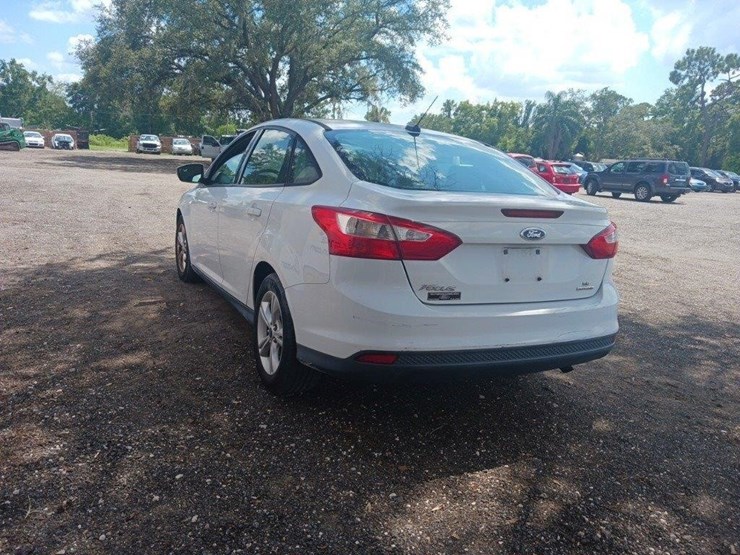 2013-ford-focus-runs/moves-se-image-7