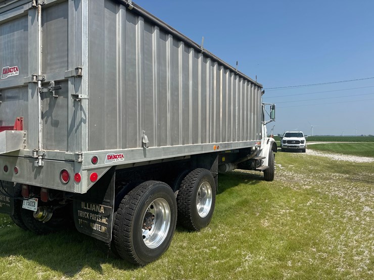 2003-freightliner-fl80-image-15