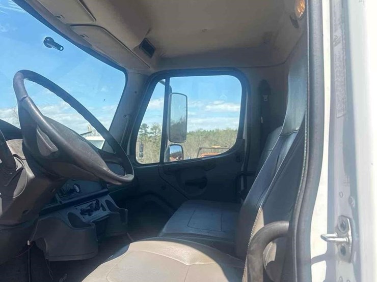 2013-freightliner-business-class-m2-106-image-34