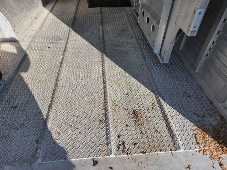 2017-8'x24'-eby-aluminum-livestock-trailer-image-42