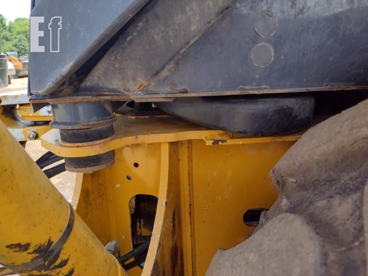 2010-deere-310j-image-22
