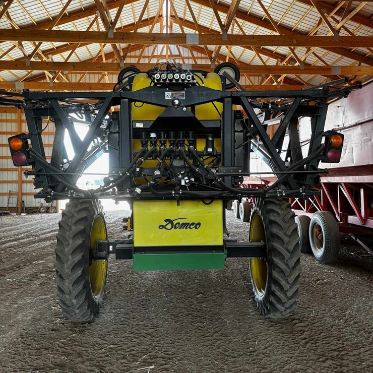 2008 Denco Sprayer, pull type.  1250gal and ag leader monitor. 60' boom w/6 shut offs and new hydraulic pump. Antenna with auto steer.