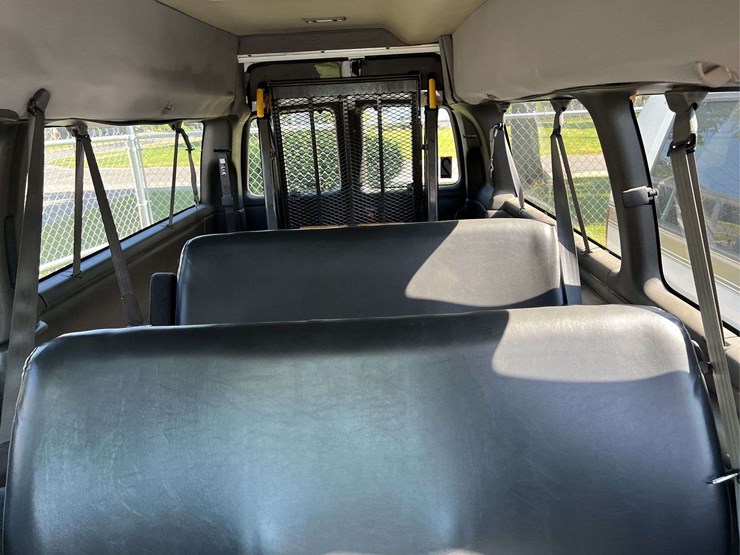 2001-chevrolet-express-3500-image-14