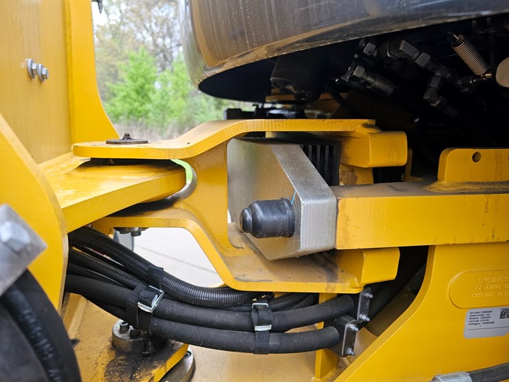 #17574-•-2024-deere-324-wheel-loader-image-32
