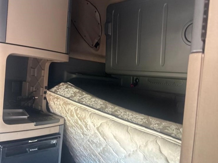 2015-freightliner-cascadia-113-image-24