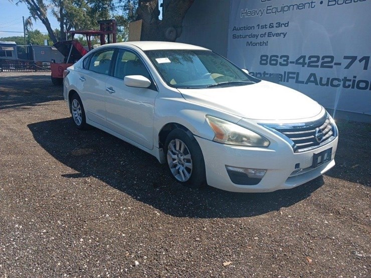 2015-nissan-altima-runs/moves-2.5-image-2