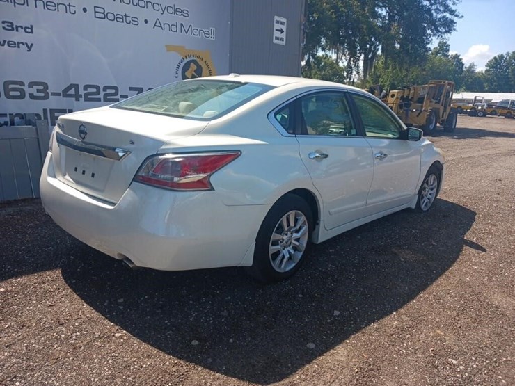 2015-nissan-altima-runs/moves-2.5-image-9