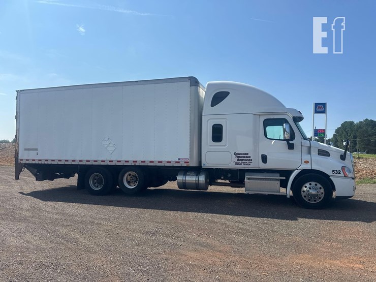 2015-freightliner-cascadia-113-image-2