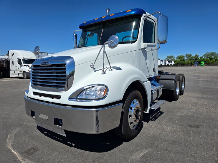 2020-freightliner-columbia-120-image-3