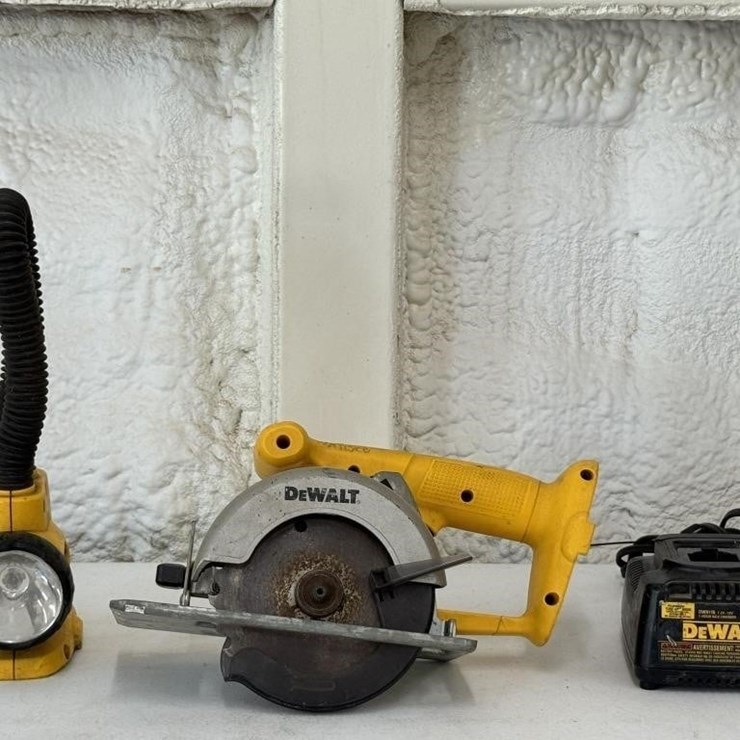 De-Walt Cordless 5 3/8 Trim Saw & Flashlight