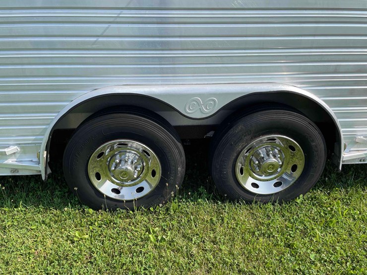 2006-8’x28’-c&c-aluminum-livestock-trailer-image-21