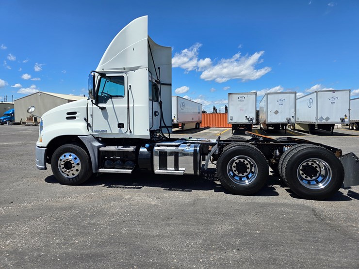 #16603-•-2016-mack-cxu613-day-cab-image-7