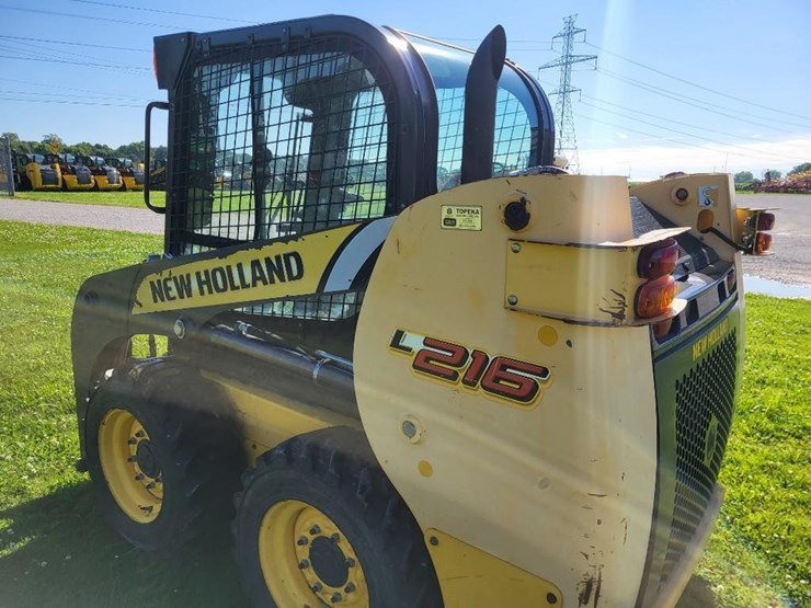 2014-new-holland-l216-image-24