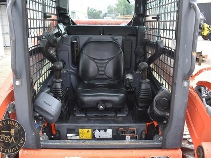 2017-kubota-ssv65-image-38