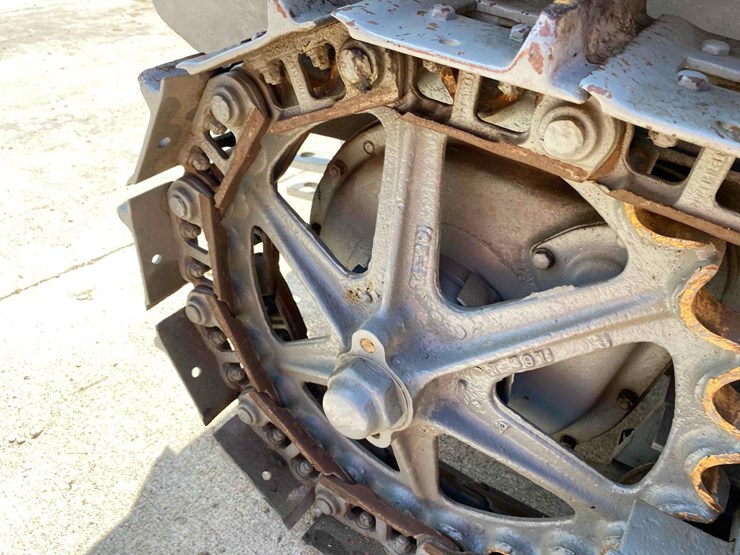 caterpillar-10-ag-crawler-image-21