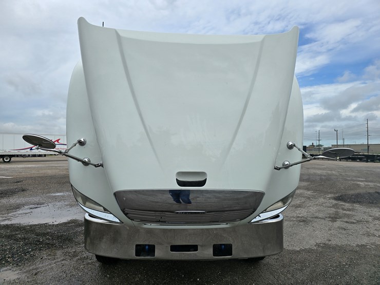 2018-freightliner-columbia-120-image-35