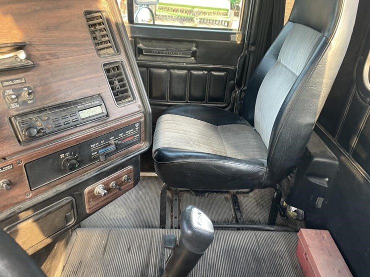1999-freightliner-fld120-image-21