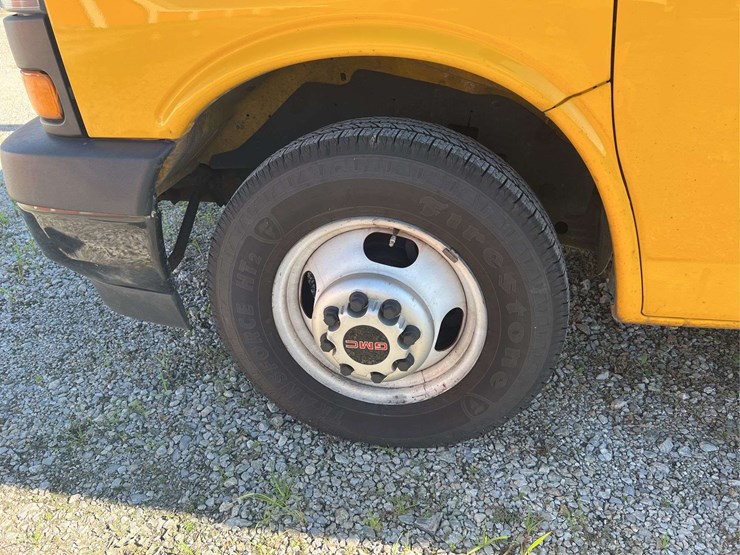 2018-gmc-savana-box-truck-image-9