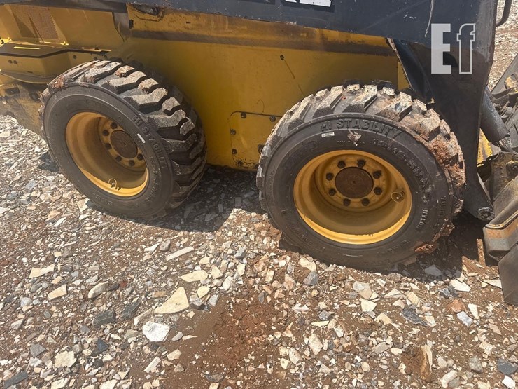 2017-deere-324e-image-8