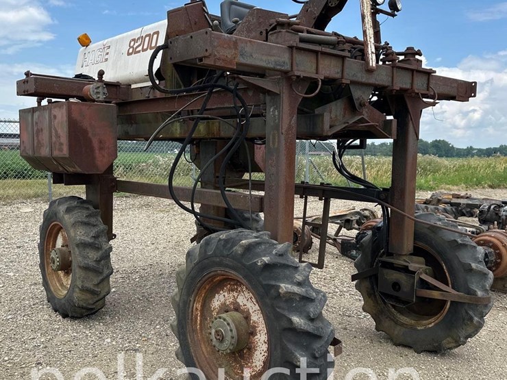 11255---hagie-8200-sprayer---incomplete---non-running-image-1