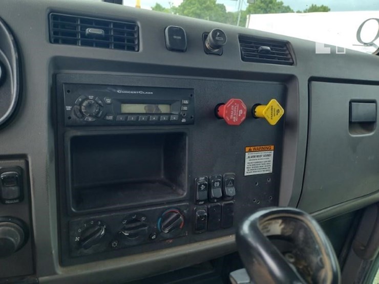 2013-peterbilt-337-image-12