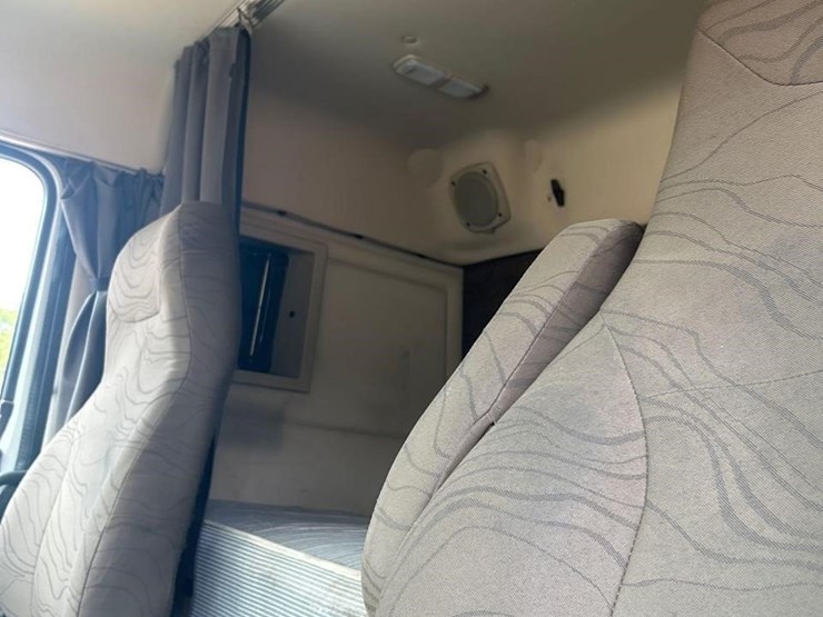 2016-volvo-vnl64t630-image-40