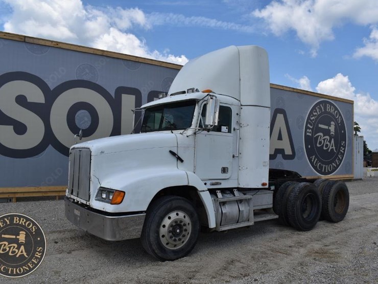 1999-freightliner-fld112-image-3