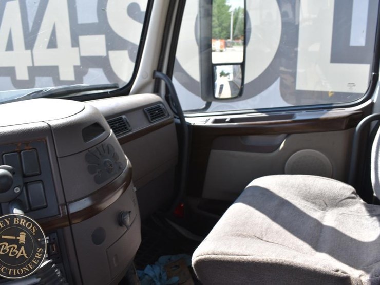 2015-volvo-vnm64t200-image-48