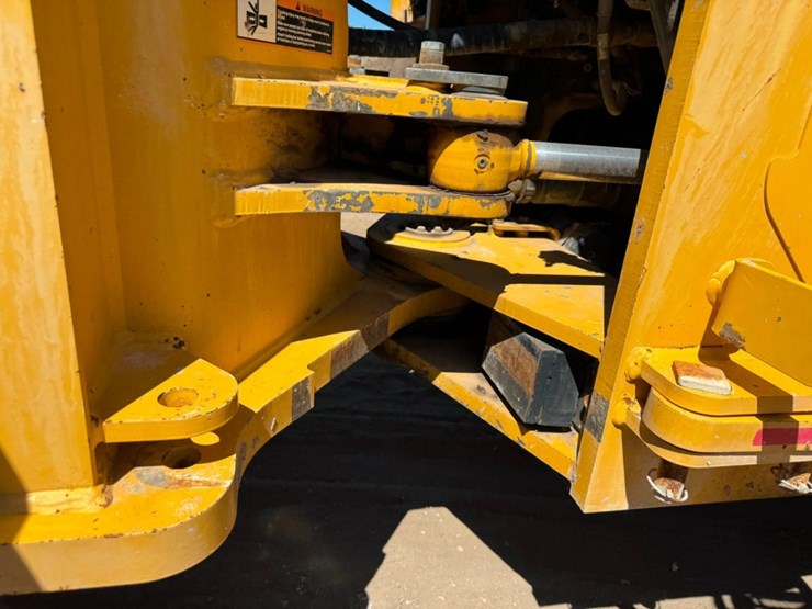 2013-deere-824k-image-18