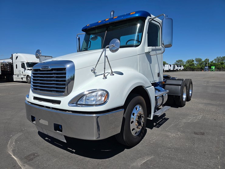 2020-freightliner-columbia-120-image-1