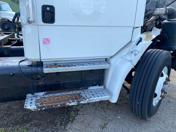 1998-freightliner-fl70-image-36