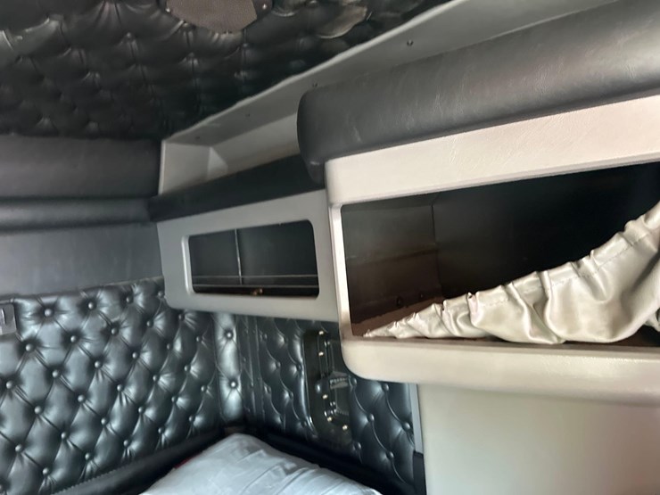 2019-kenworth-w900l-image-53
