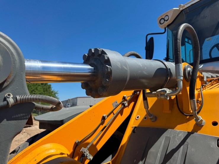 2021-liebherr-l556-image-16