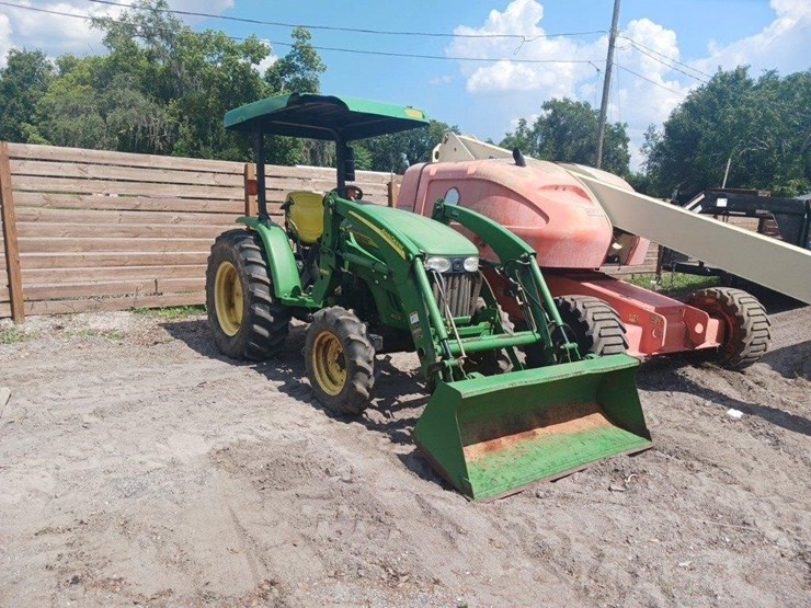 2015-john-deere-tractor-image-1