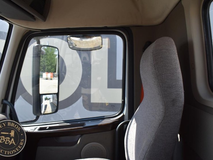 2015-volvo-vnm64t200-image-49