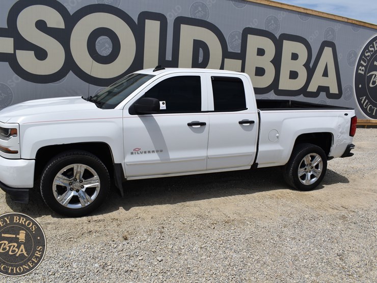2017-chevrolet-silverado-1500-image-1