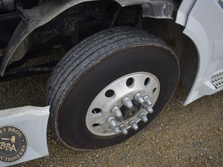 2014-volvo-vnl64t670-image-15