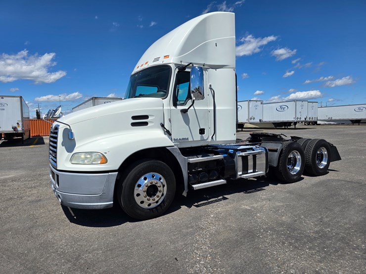 #16603-•-2016-mack-cxu613-day-cab-image-4